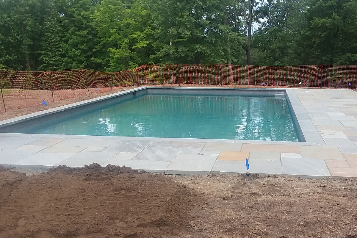 Custom backyard pool by Highland Builders Corp.